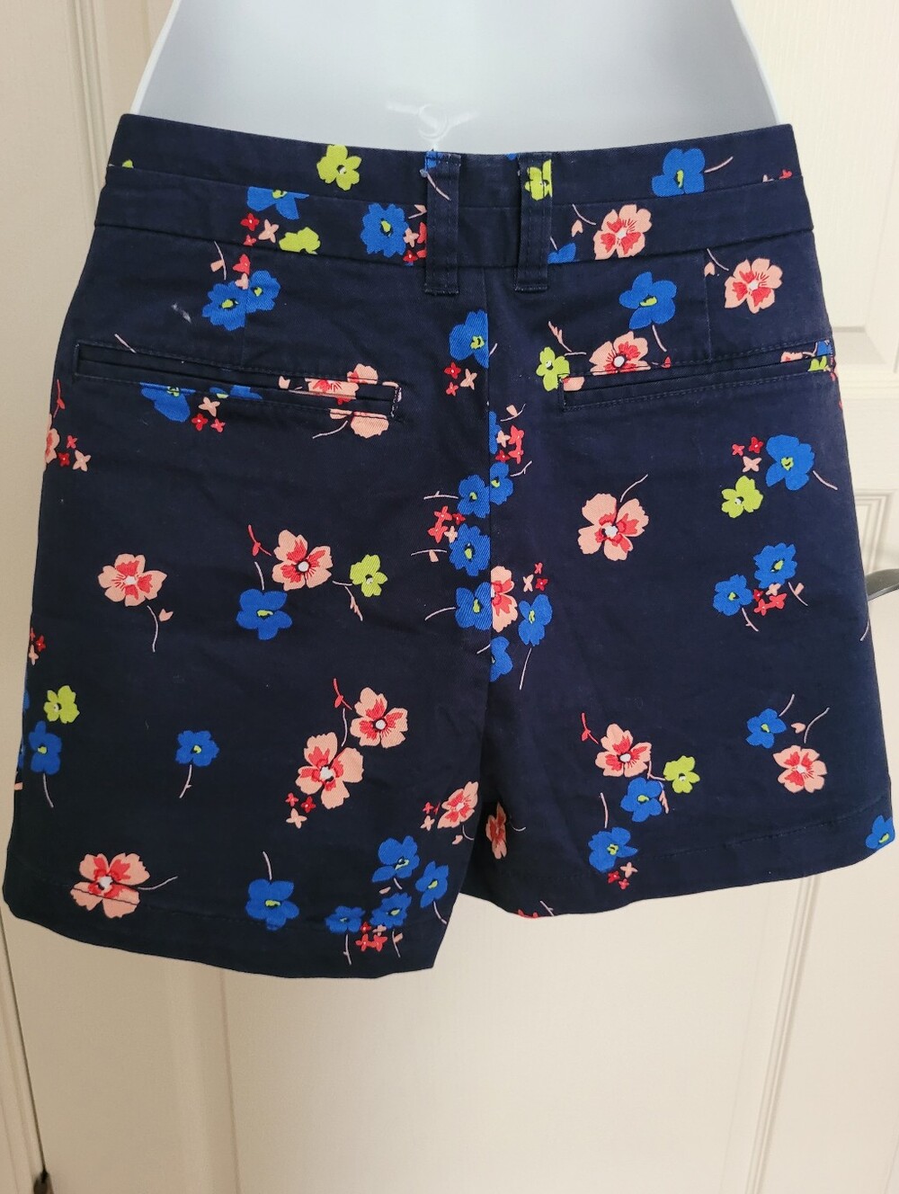 GAP- Khakis by Gap Shorts - Sz 10, Navy & Floral, EUC - Picture 3 of 9
